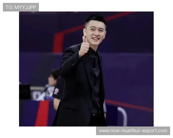 杨鸣签名不断，辽宁启程鞍山热身赛，老将新星齐上阵，杨鸣辽宁教练图片