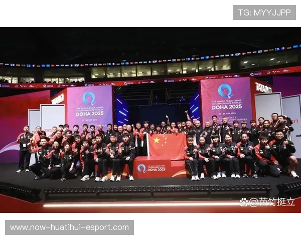 比赛结束后，球员与观众赛场合影，比赛结束后观众们什么走出体育馆